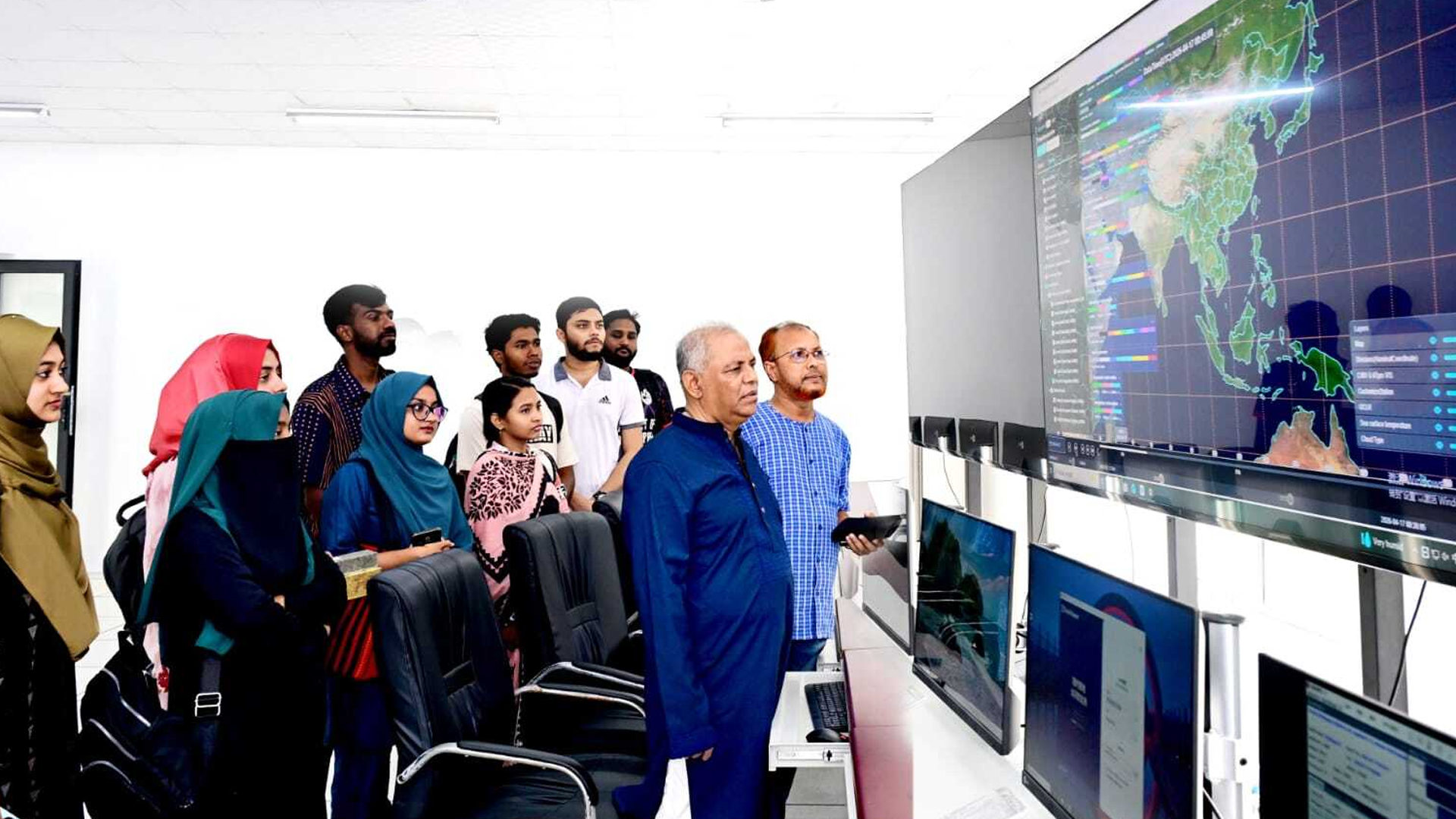 দেশের প্রথম স্যাটেলাইট ওশান অবজারভেশন সেন্টার পরিদর্শন করলেন চবি উপাচার্য