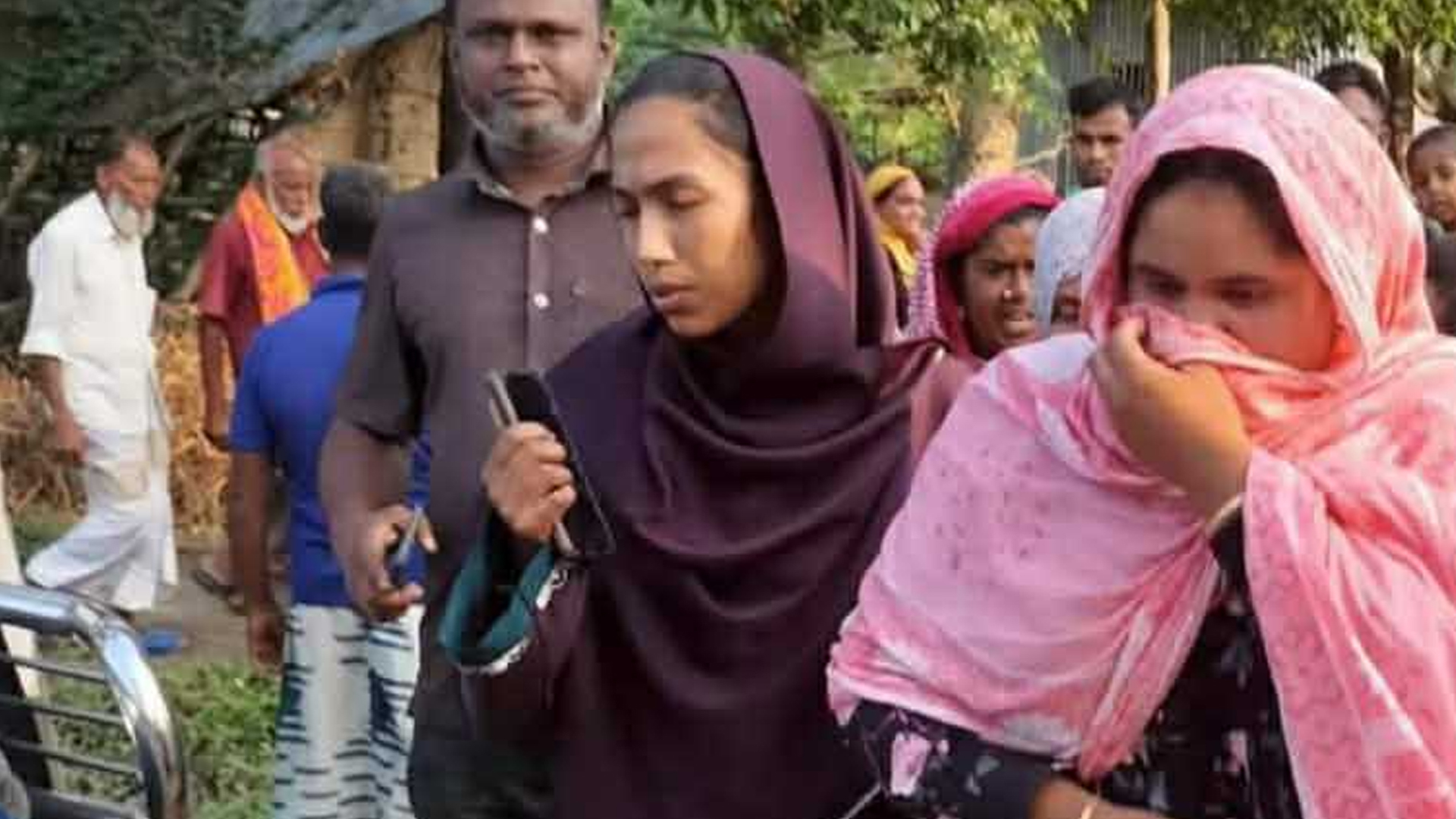 এনজিওর ঋণ শোধ করতে না পারায় শিশু সন্তানসহ গৃহবধূ পুলিশ হেফাজতে