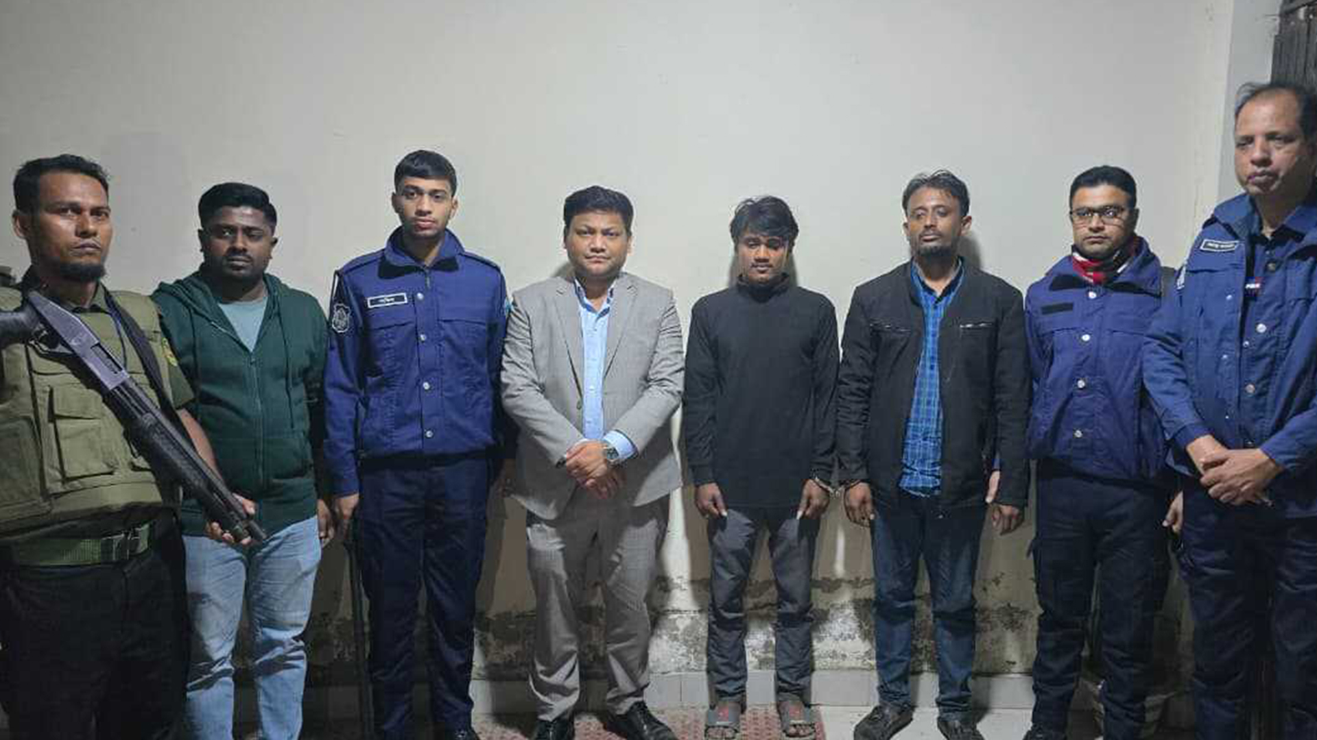 দুই যুবককে কারাদণ্ড দিয়েছেন ভ্রাম্যমাণ আদালত। ছবি: সময় সংবাদ