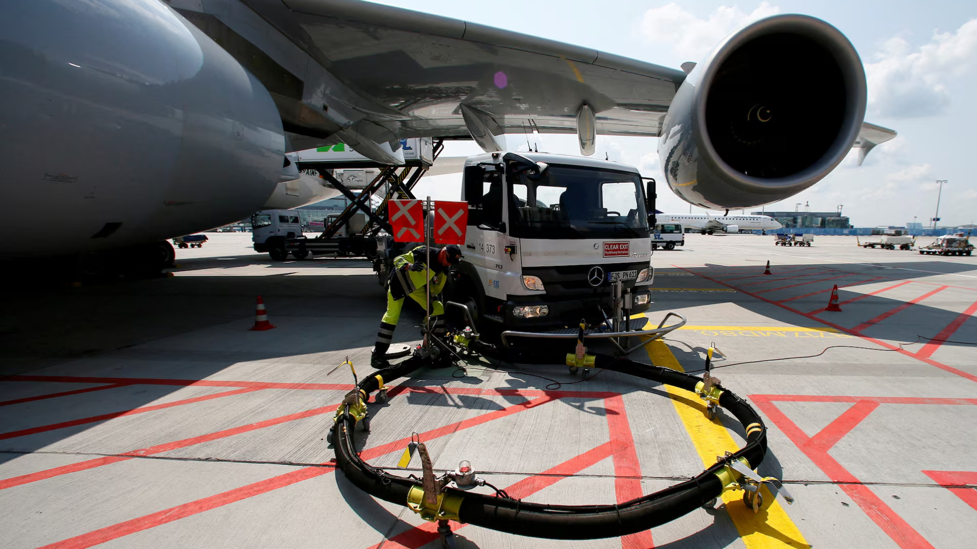 ইউরোপের হাতে ‘মাত্র ছয় সপ্তাহের’ জেট ফুয়েল, ফ্লাইট বাতিলের শঙ্কা