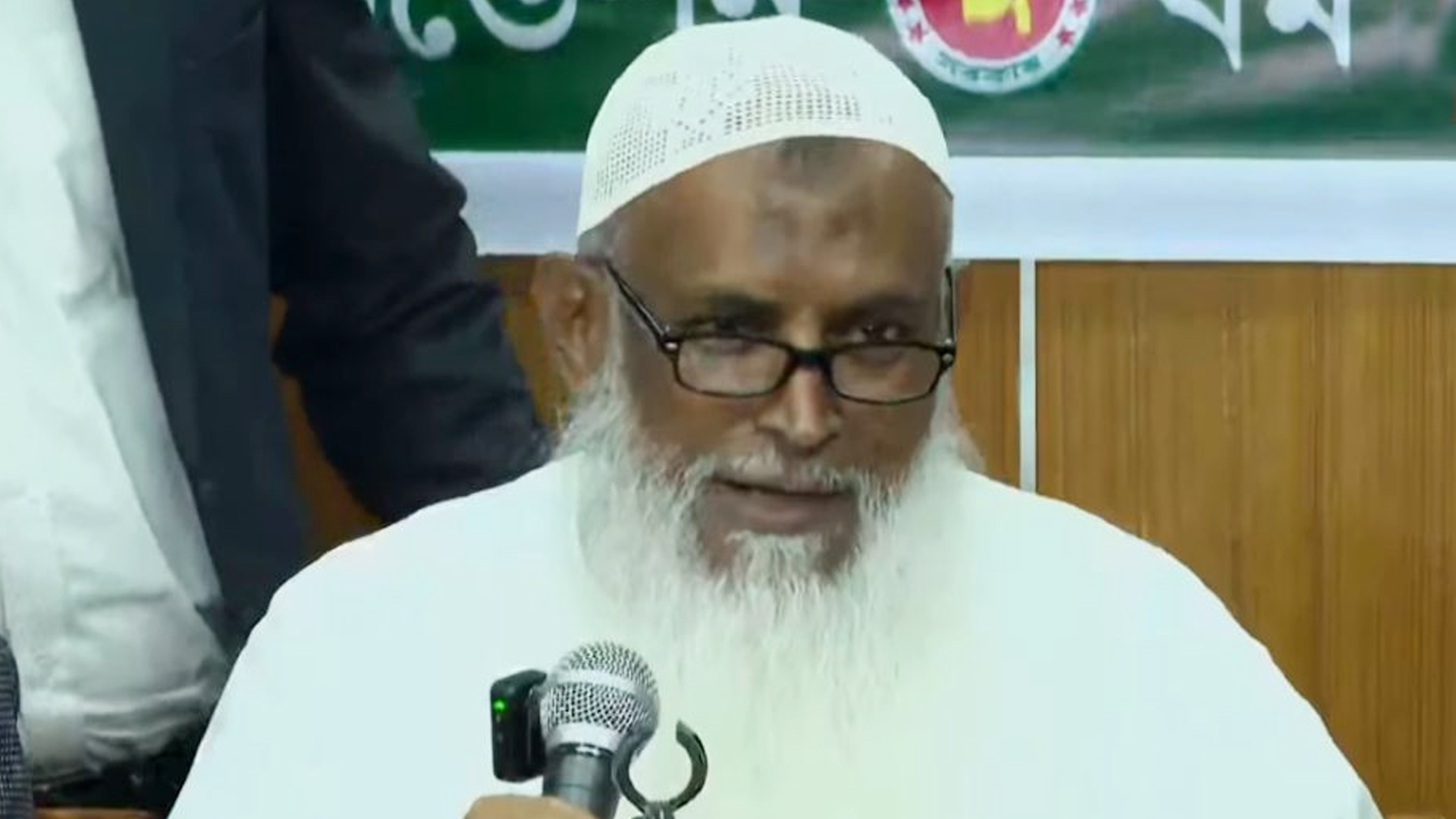 হজ প্যাকেজের ব্যয় কমানো নিয়ে যা বললেন ধর্মমন্ত্রী