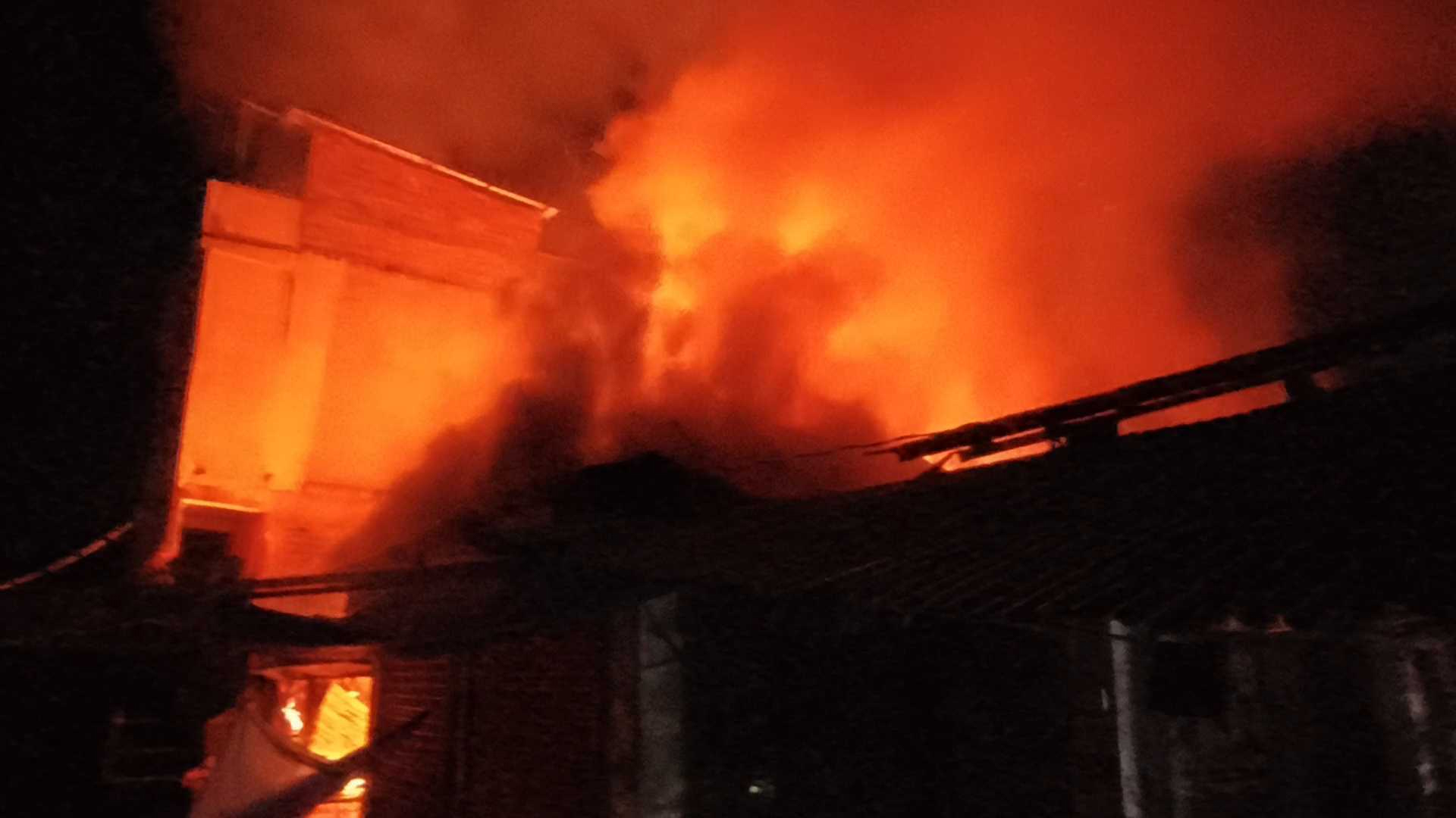 মোংলায় বাজারে ভয়াবহ আগুন, পুড়ে মরল ৫ সহস্রধিক মুরগি