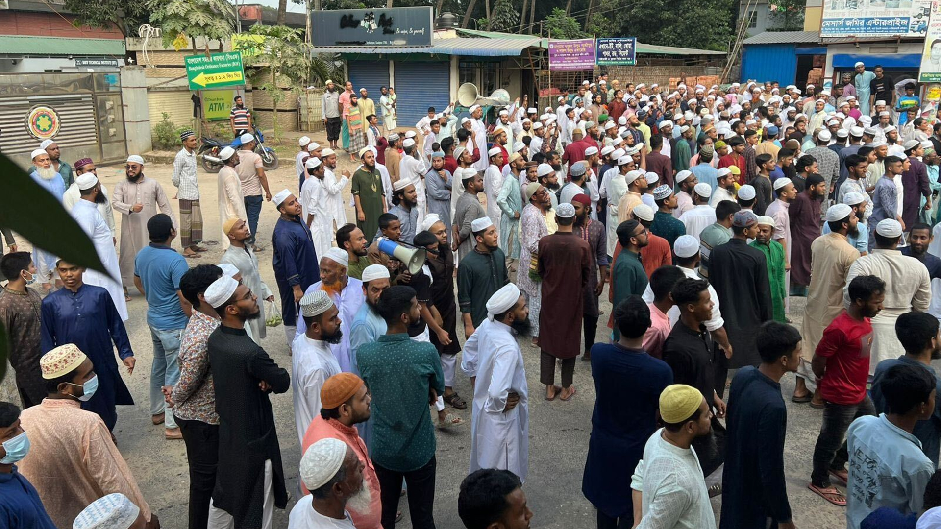 মেলার নামে জুয়া-লটারি, রাস্তা আটকে বিক্ষোভ