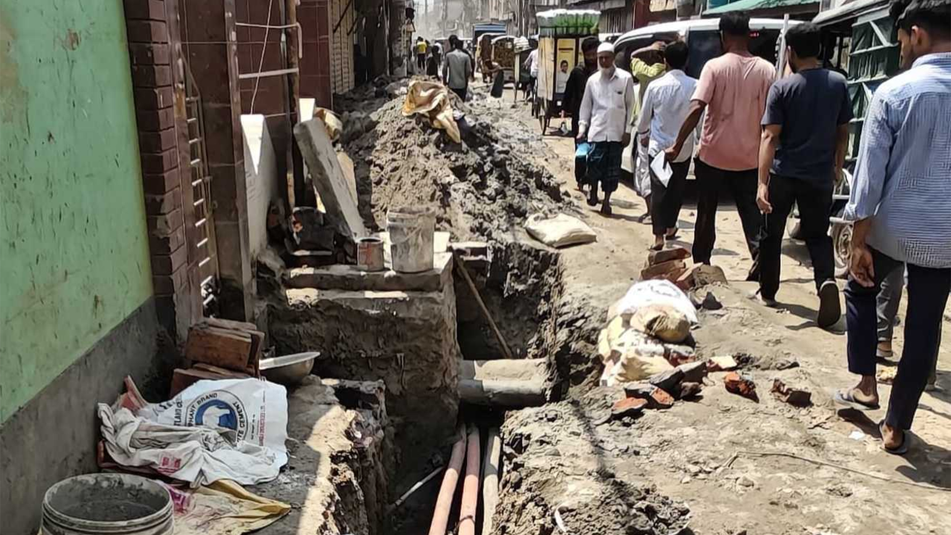 নারায়ণগঞ্জে সরকারি রাস্তা কাটায় পোশাক কারখানাকে জরিমানা