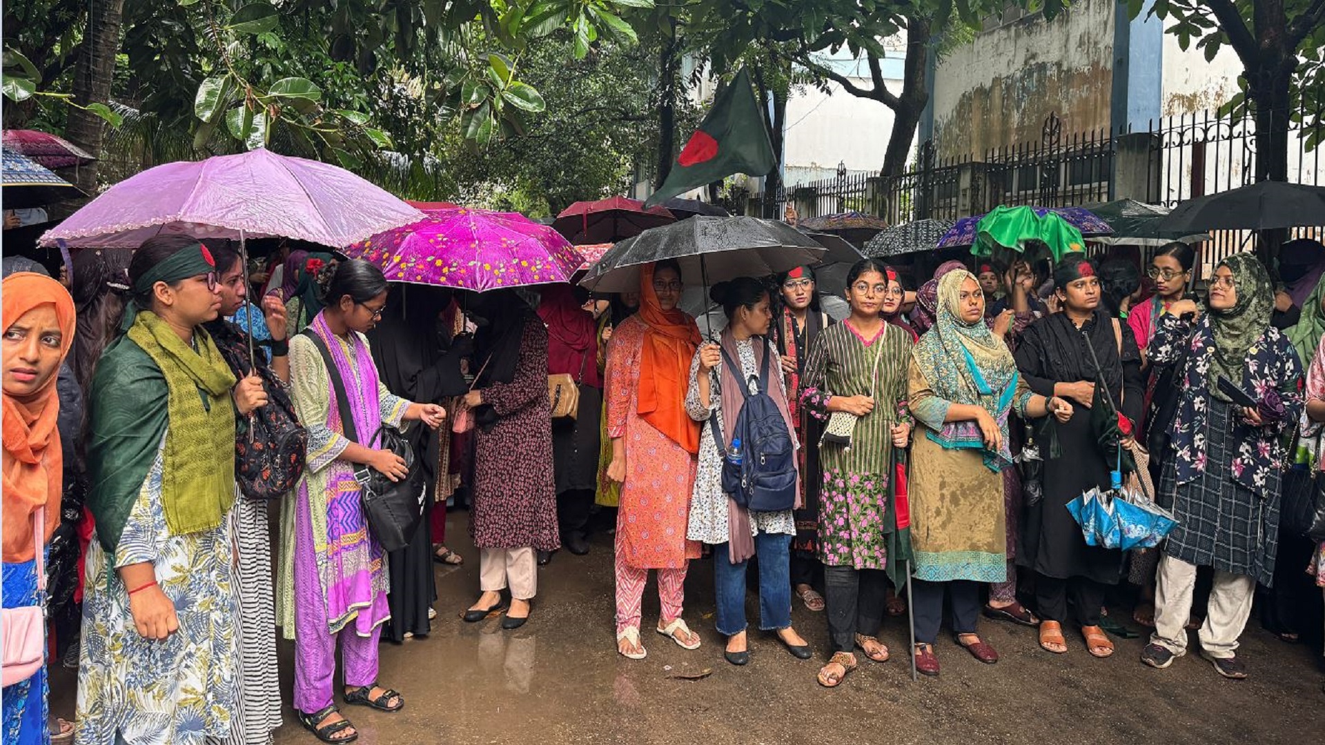 পূর্ব ঘোষিত ‘বাংলা ব্লকেড’ কর্মসূচি পালনের জন্য ঢাকা বিশ্ববিদ্যালয়ের কেন্দ্রীয় গ্রন্থাগারের সমানে জড়ো হচ্ছেন কোটাবিরোধী শিক্ষার্থীরা। ছবি: সময় সংবাদ