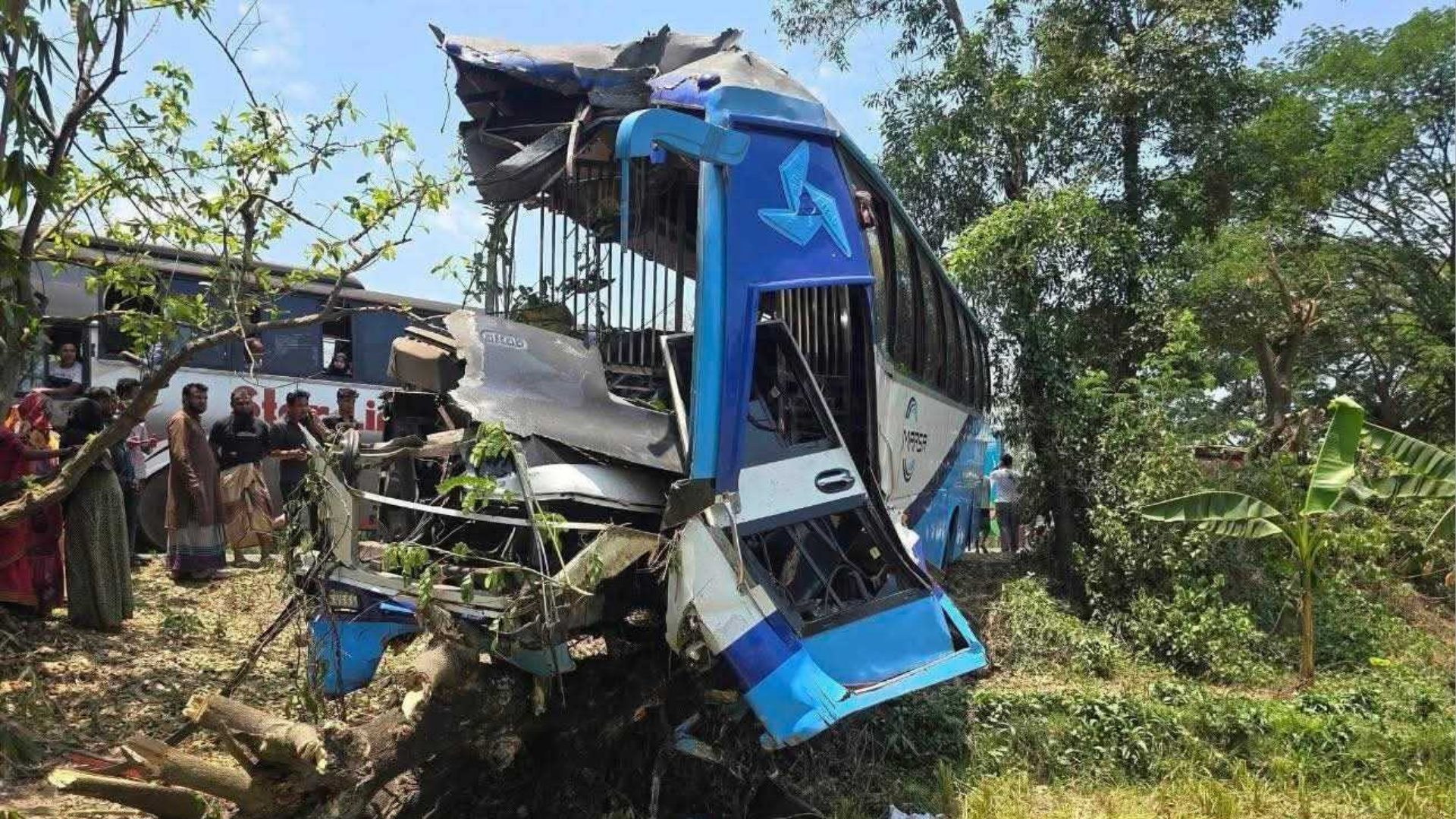 চলন্ত অবস্থায় দুই বাস চালকের খোশগল্পে প্রাণ গেল নারীর, আহত ১০