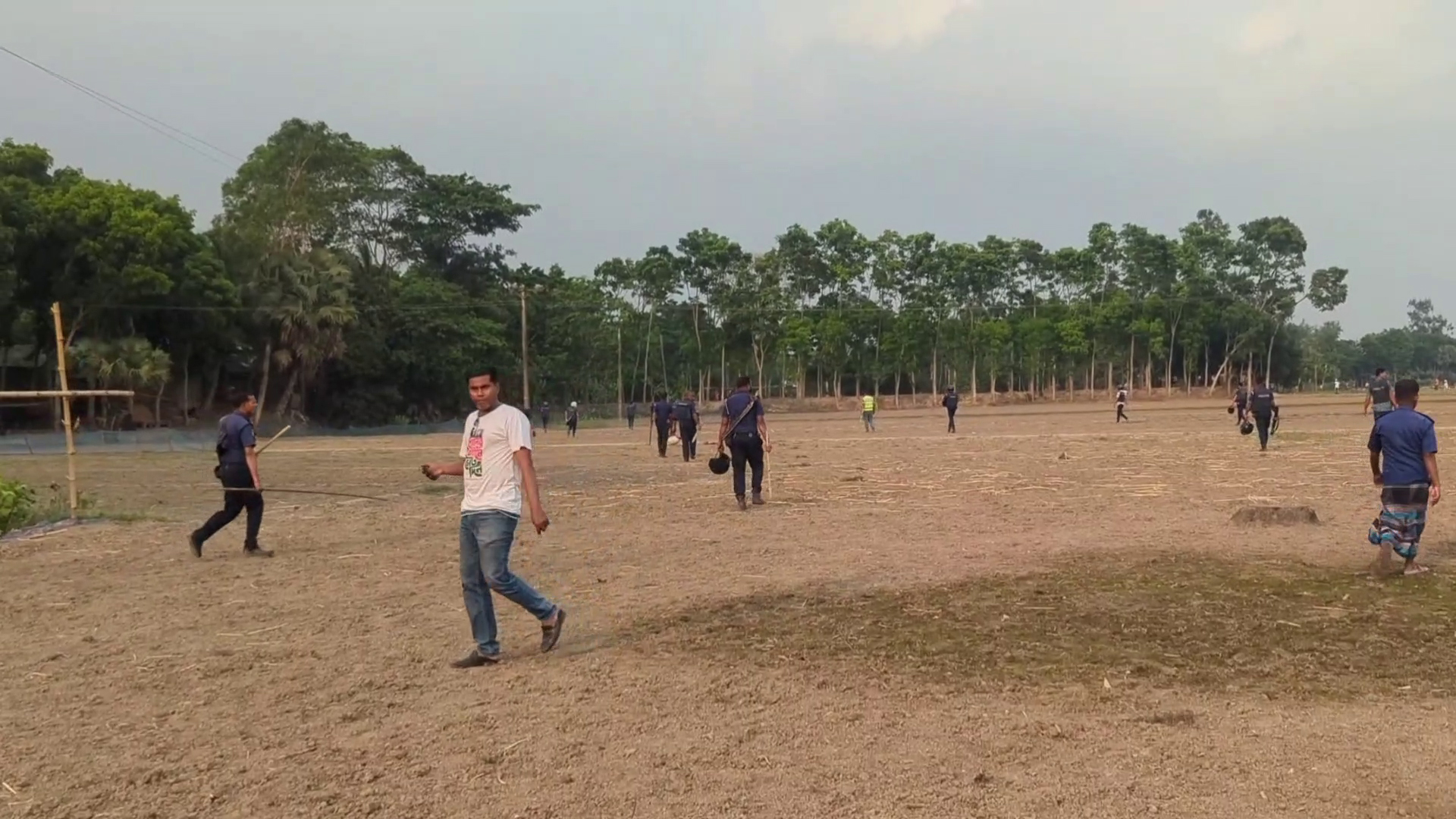 নগরকান্দায় সংঘর্ষে জড়াল দুপক্ষ, পুলিশসহ আহত ১০