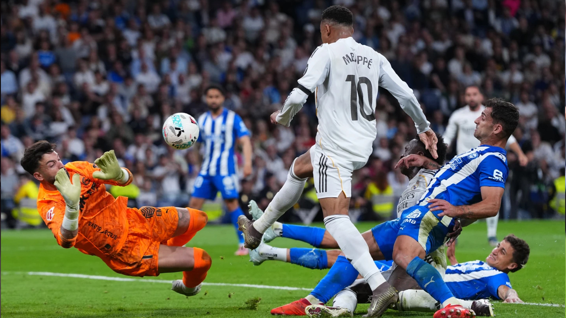 এমবাপ্পে-ভিনির গোলে চার ম্যাচ পর জয় পেল রিয়াল