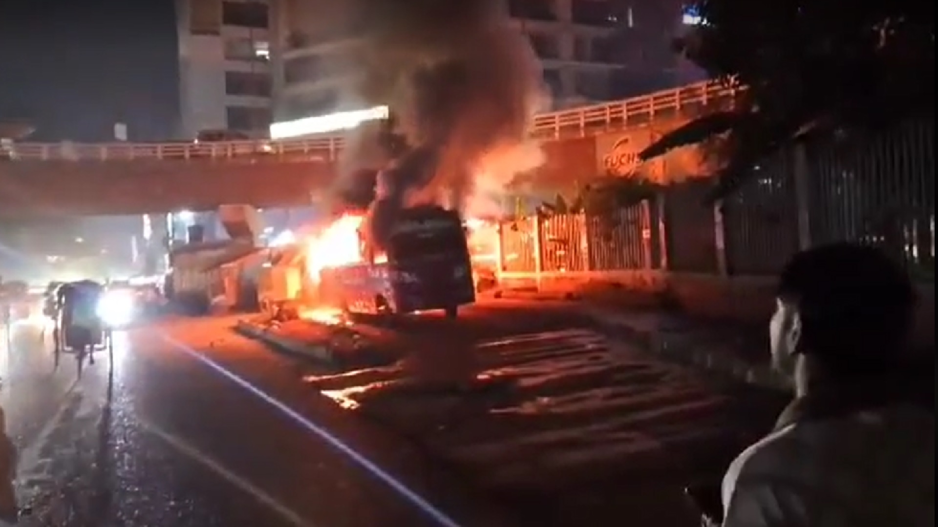 রামপুরায় বাসে আগুন