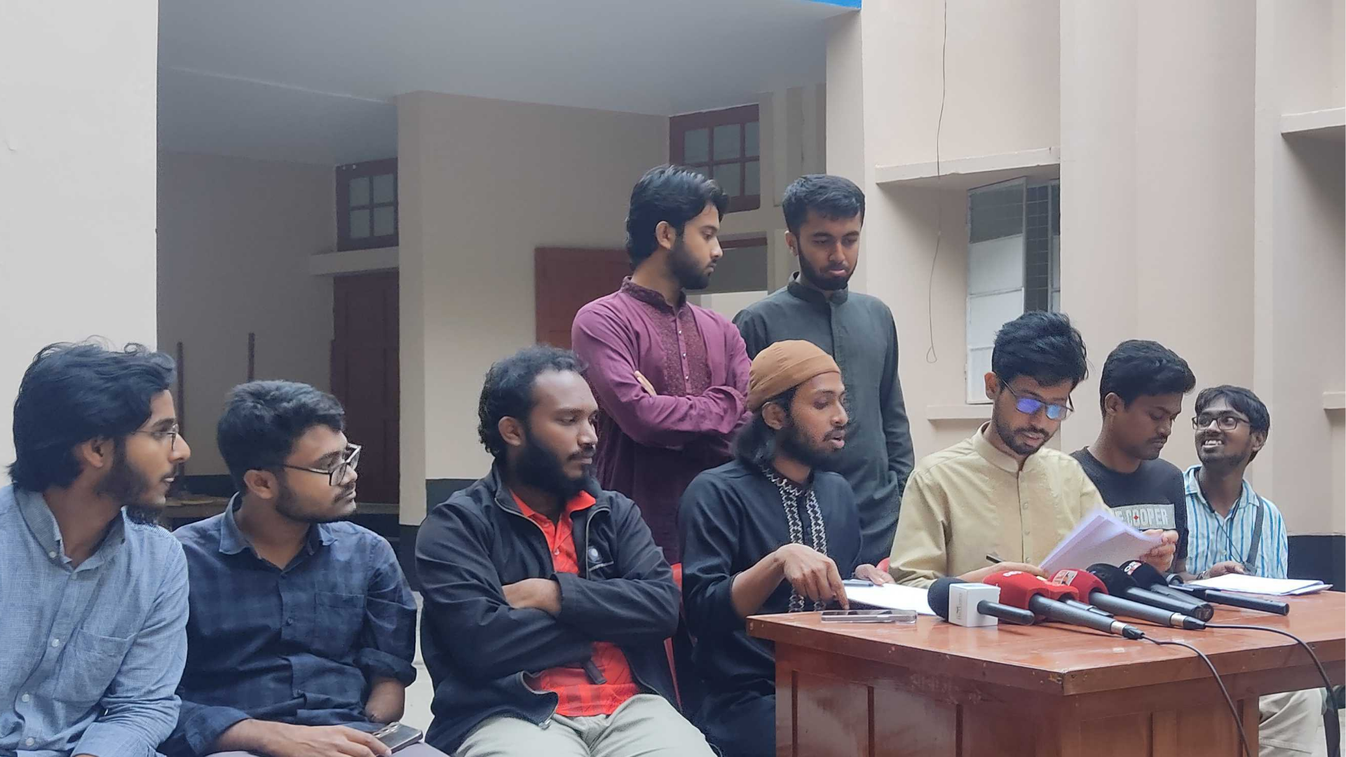 রাকসু জিএসের সঙ্গে বাগ্‌বিতণ্ডা, ভারপ্রাপ্ত রেজিস্ট্রারের অপসারণ দাবি