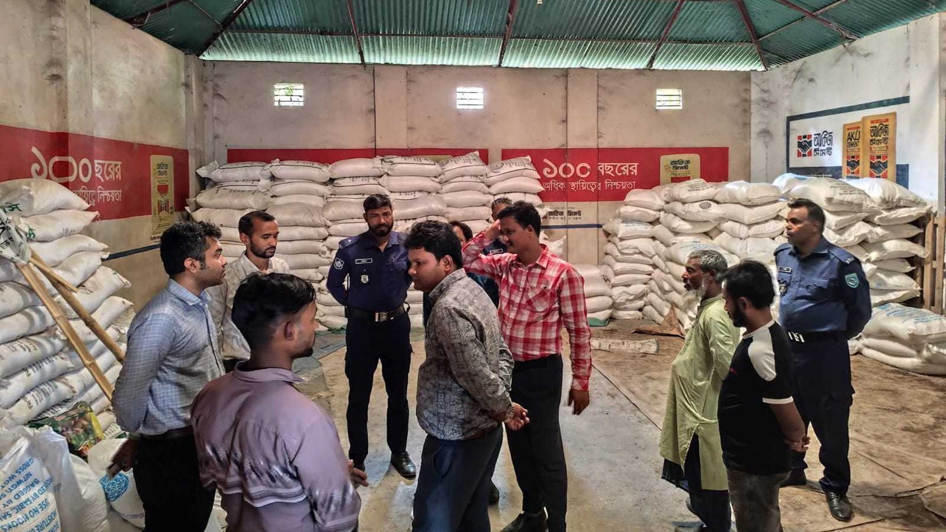 ​​লালমনিরহাটের ভোটমারীতে অবৈধ সার মজুত, ব্যবসায়ীর জরিমানা