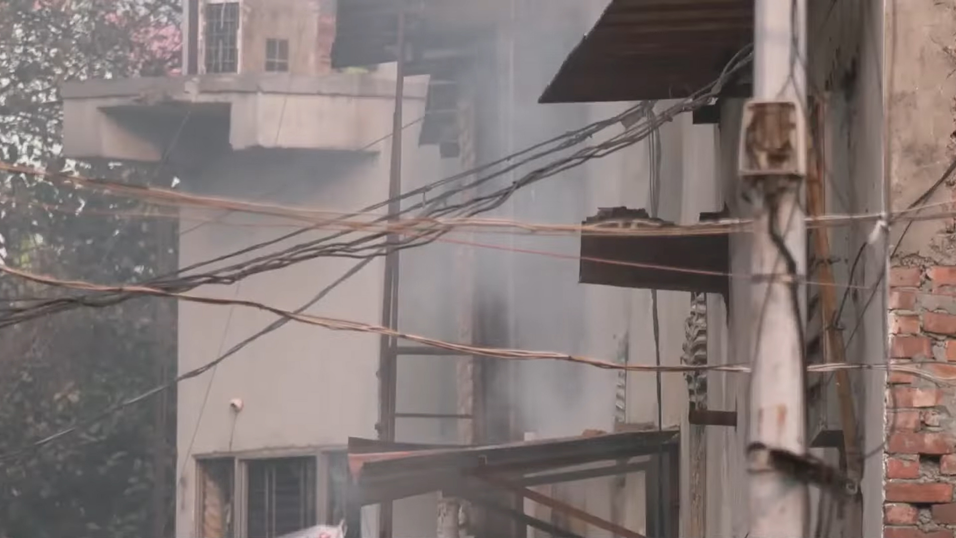 মিরপুরে অগ্নিকাণ্ড: বাতাসে ছড়াচ্ছে বিষাক্ত গ্যাস, বাসিন্দাদের মাস্ক পরার পরামর্শ