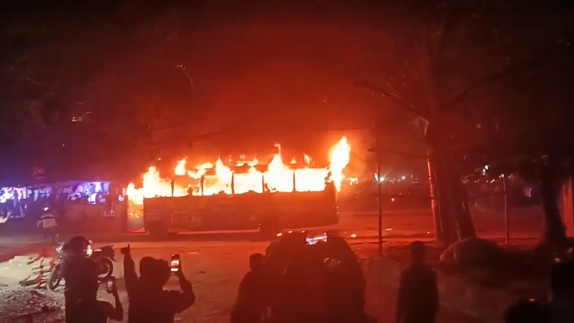 রাজধানীতে চলন্ত বাসে আগুন