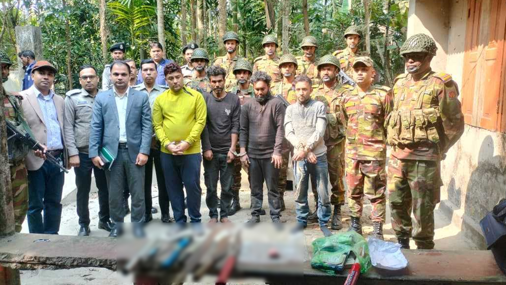 পিরোজপুরে ইয়াবা ও দেশীয় অস্ত্রসহ গ্রেফতার ৪