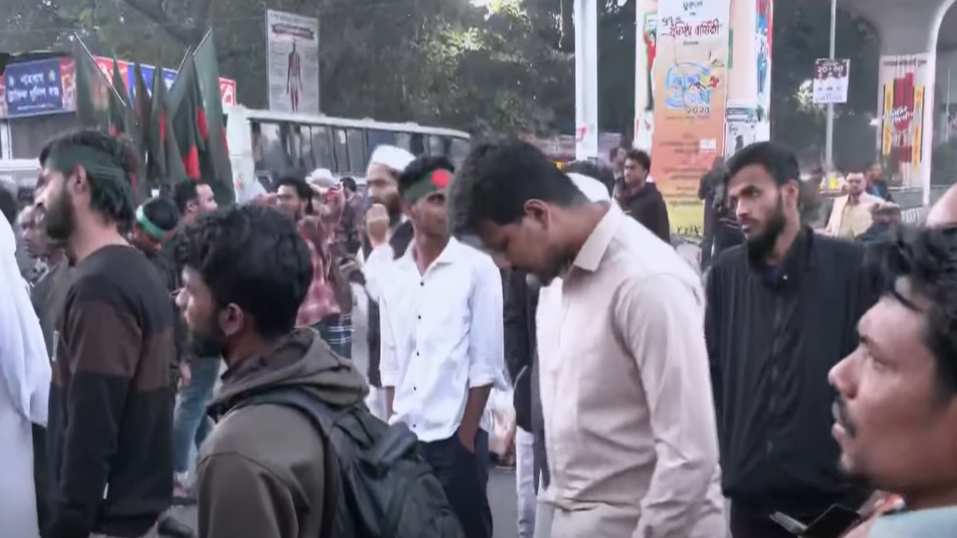 ওসমান হাদি হত্যা: রাত পেরিয়ে সকালেও শাহবাগে বিক্ষোভকারীরা