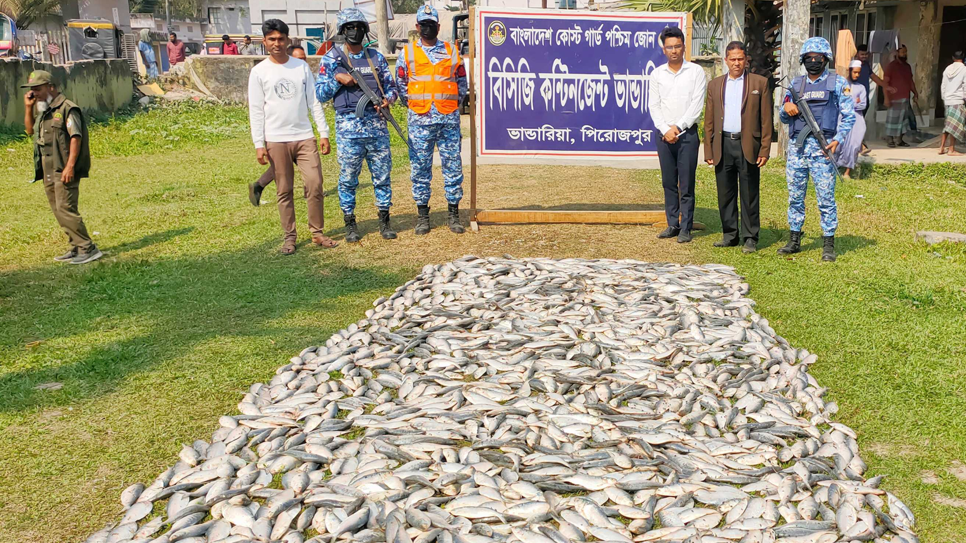 ভাণ্ডারিয়ায় কোস্টগার্ডের অভিযানে দুই ট্রলার আটক, জব্দ ১০ মণ জাটকা