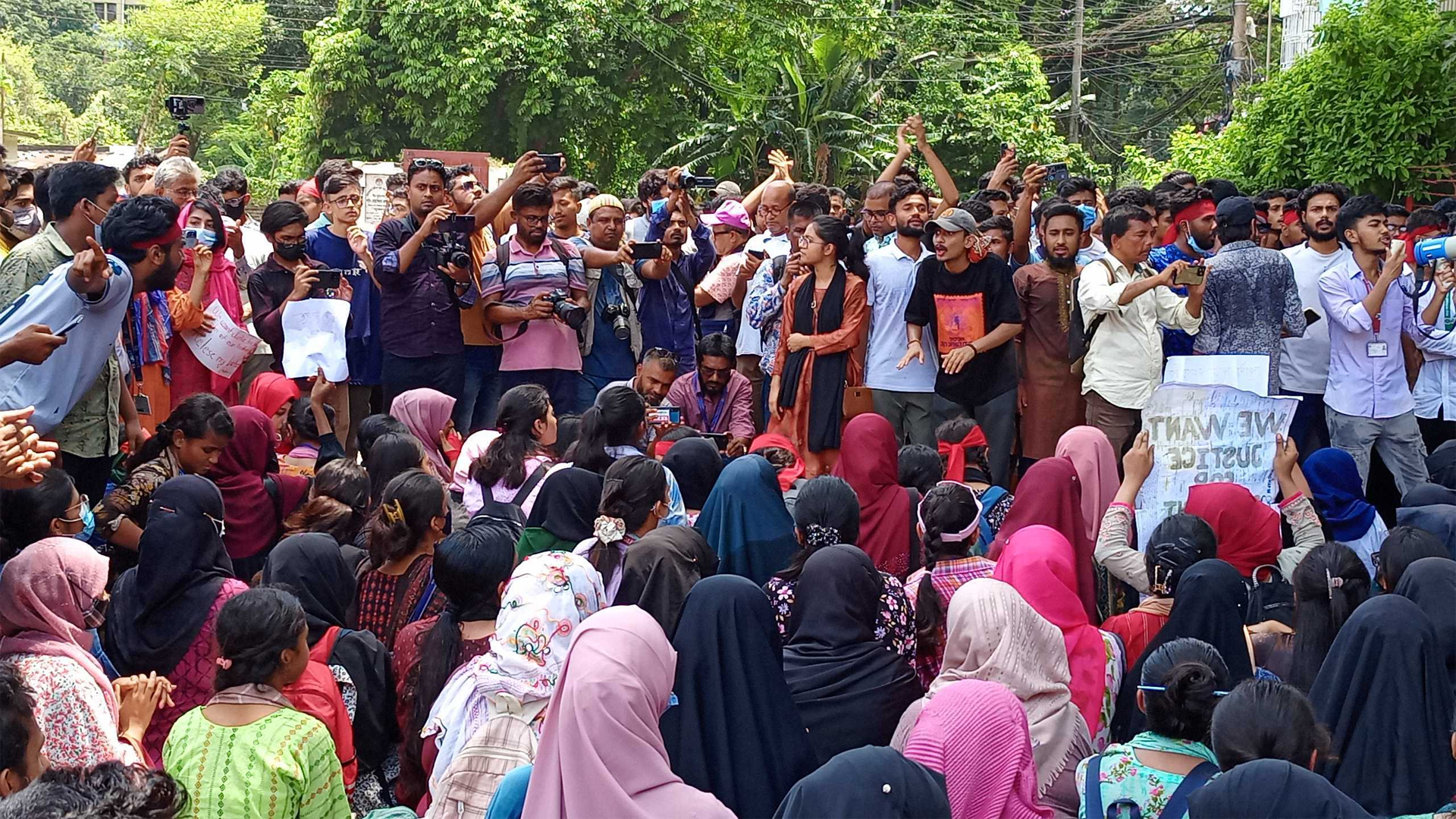 কর্মসূচি চলাকালে কঠোর অবস্থান নিতে দেখা গেছে আইন শৃঙ্খলা রক্ষাকারী বাহিনীর সদস্যদের। ছবি: সময় সংবাদ