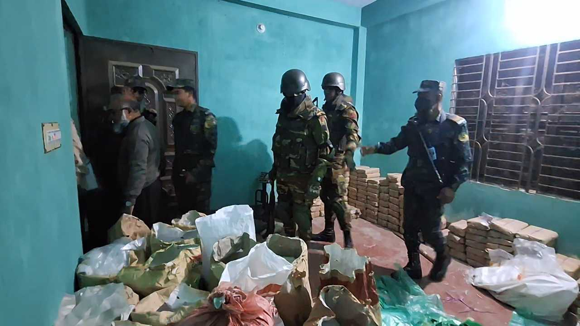 নড়াইলের সেনা অভিযানে আড়াই হাজার কেজি পলিথিন জব্দ