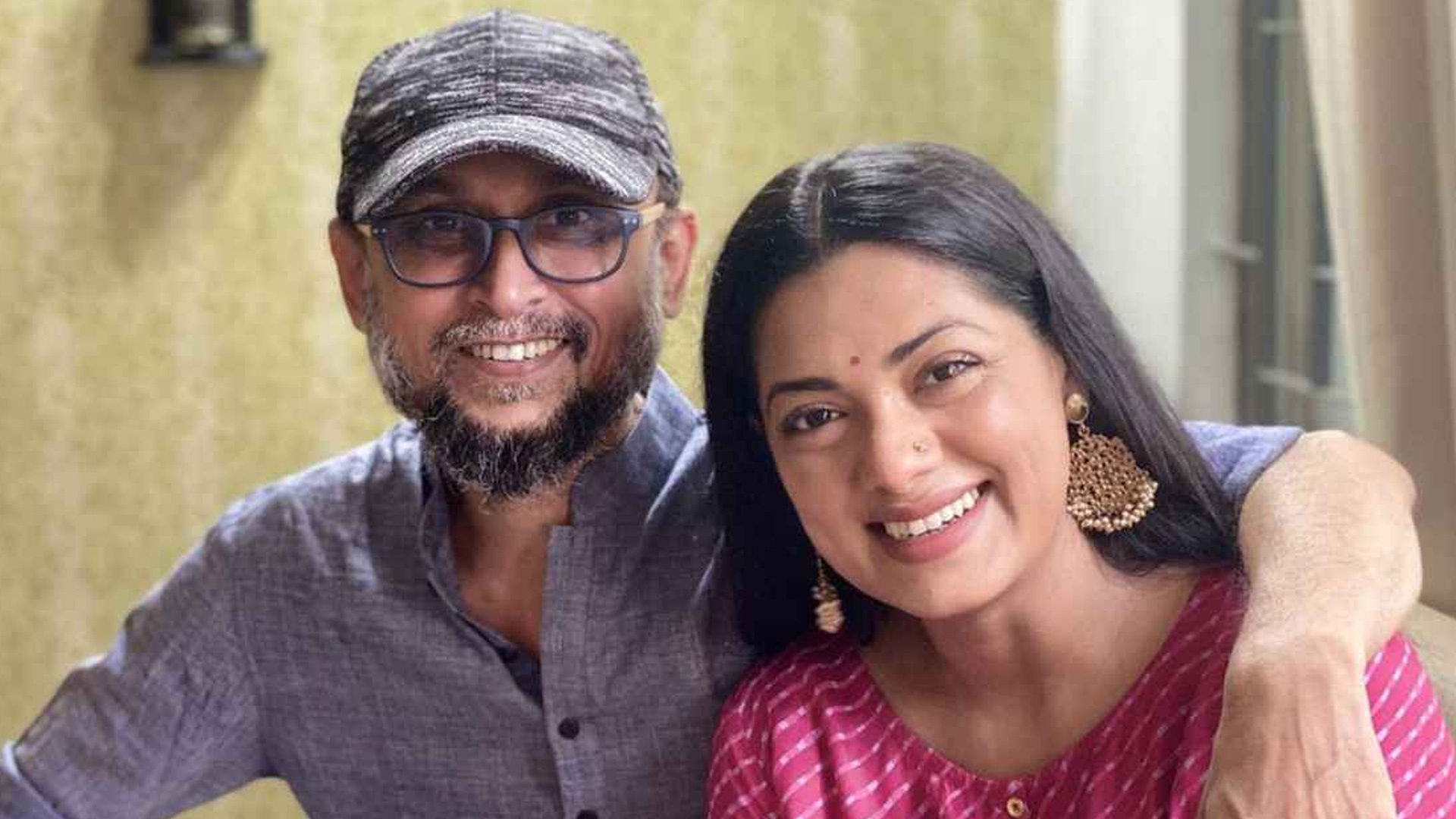 Yigit yigitning dugonasining koptoklarini soradi Pichan tayyorlash paytida ona bilan jinsiy aloqa