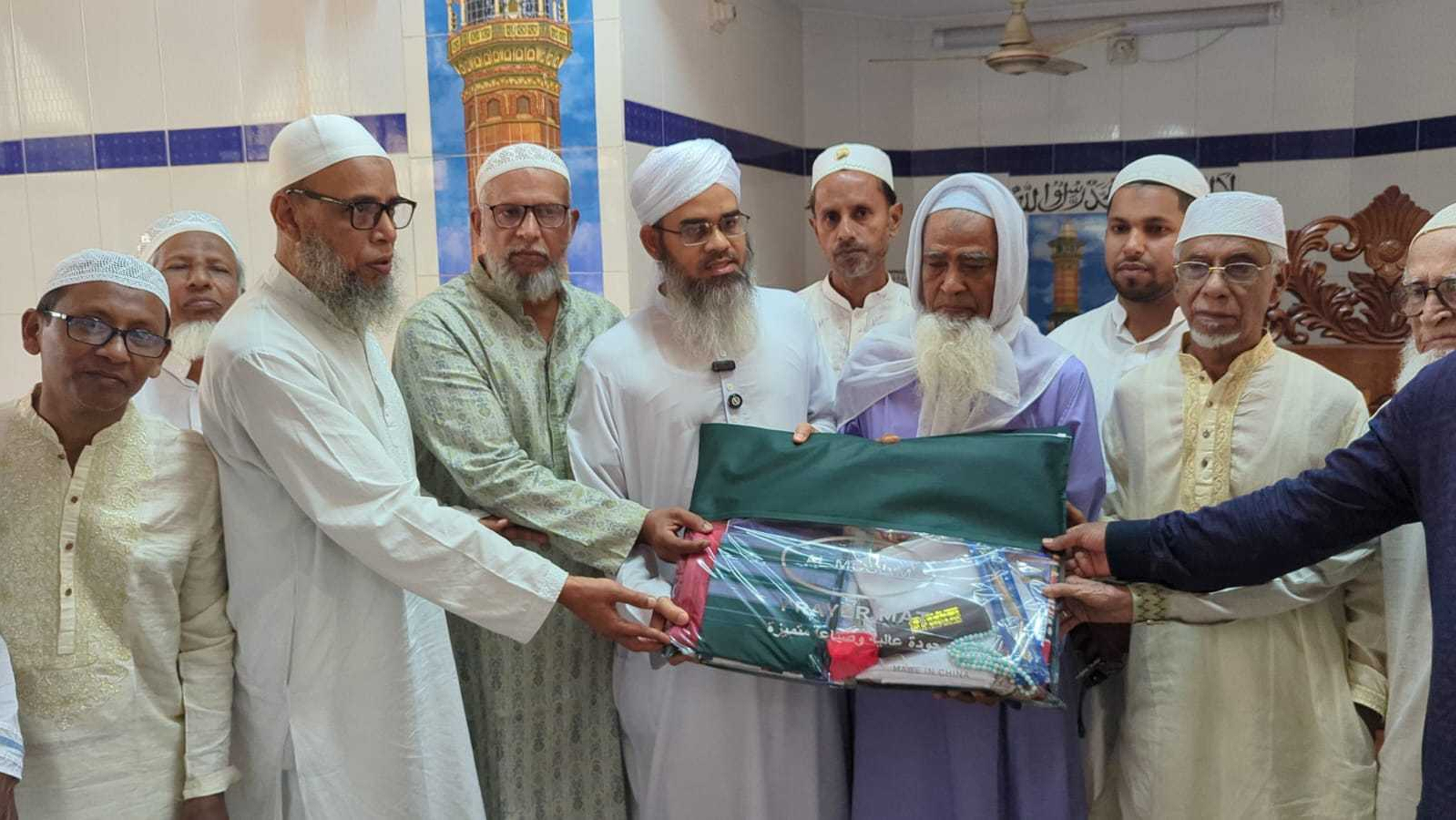 ২৫ বছরের খেদমতের পর বিদায়, সম্মাননায় সিক্ত মুয়াজ্জিন আইয়ুব আলী