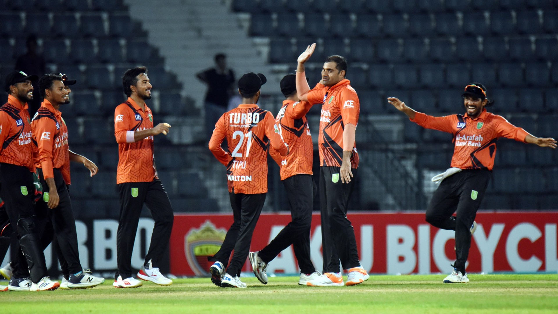 ১৭ রানের ক্যামিওর পর জিয়াউরের ৪ উইকেট, ঢাকাকে হারিয়ে টেবিলের দুইয়ে খুলনা