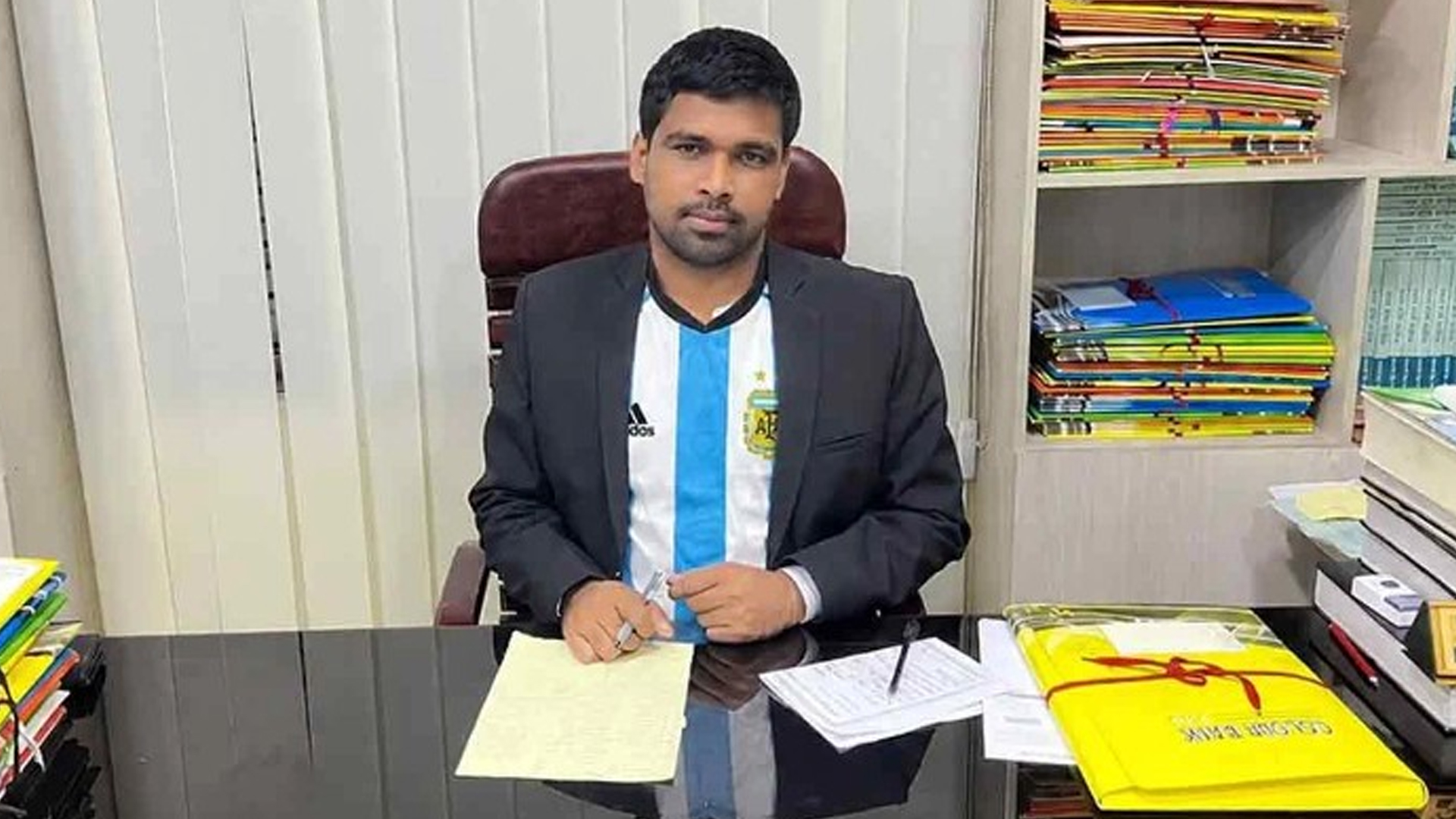আর্জেন্টিনার জার্সি পরিহিতদের ছাড় দেওয়ার ঘোষণা দিয়ে বিপাকে আ