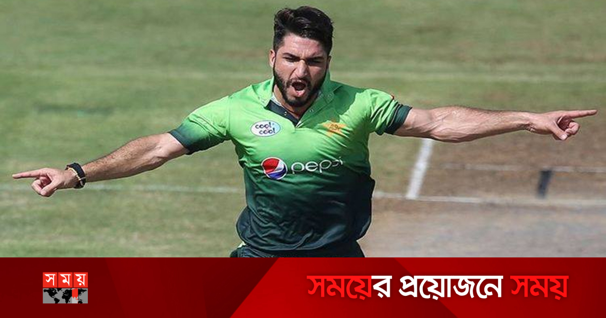 Men bir qizga qaradim va u buni payqadi Pul uchun kocha porno videolarini tomosha qiling