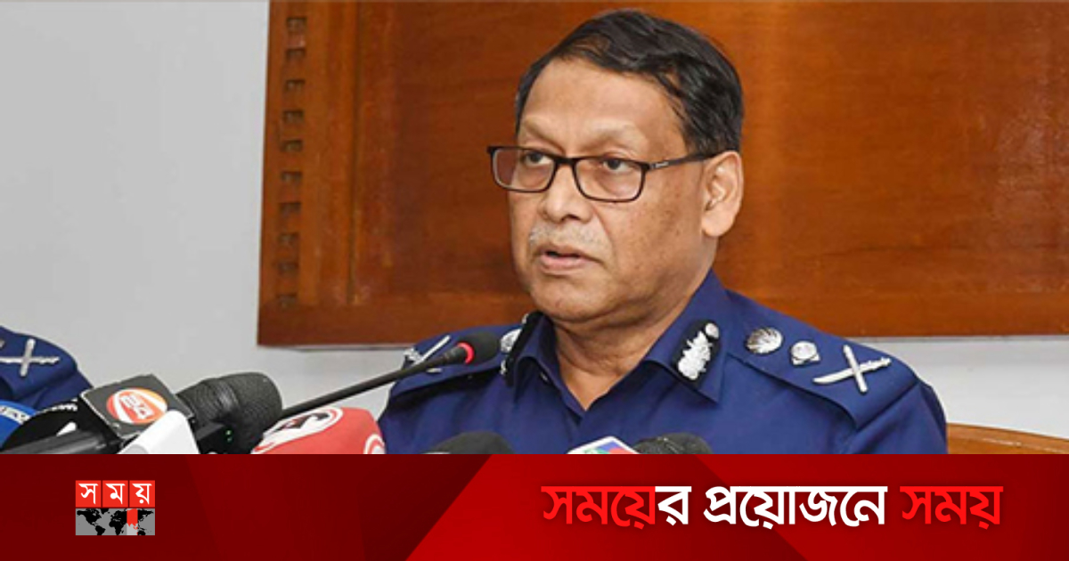 Qizil sochli ayol sevgilisi va erkagi bilan Yaponiyalik teleboshlovchi yuz korsatmoqda