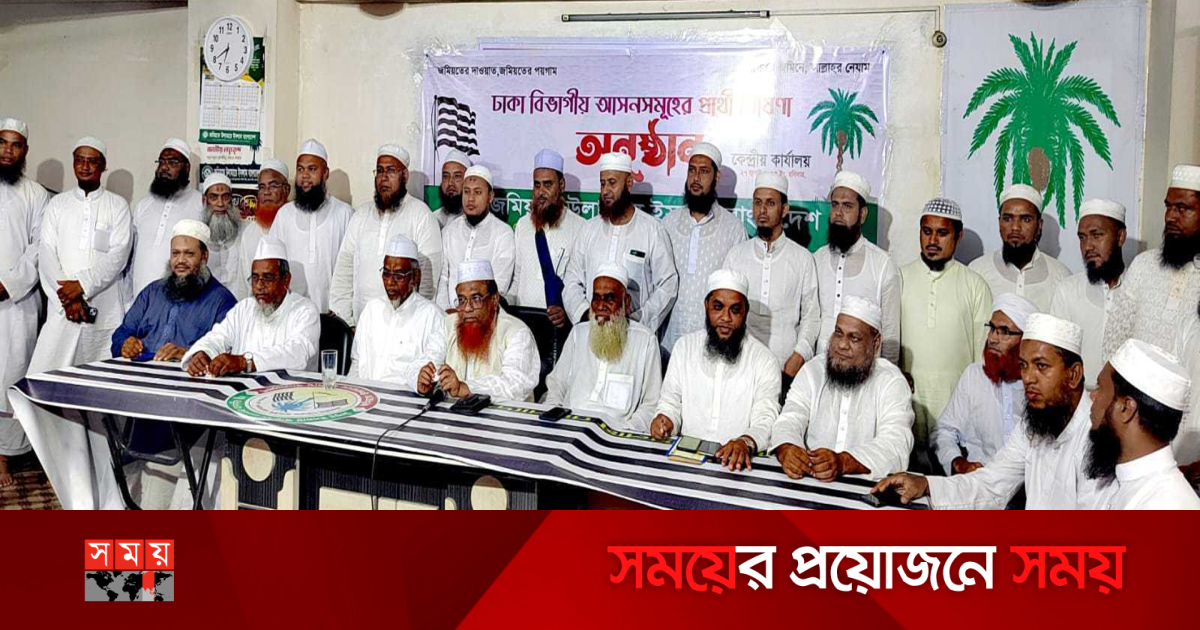 U jamoat transportida ayollarni ushlaydi.