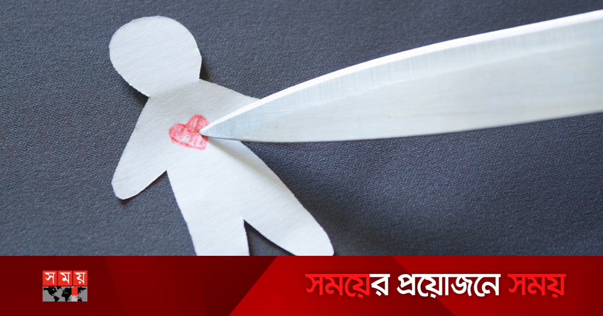 Атақты адамдар жалаңаштанып, бақылап отырды